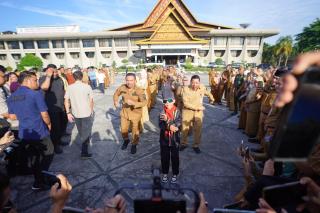 Promosikan Pacu Jalur, Gubernur Riau dan Jajaran ASN Ikut Menari Bareng Bocah Viral Dikha