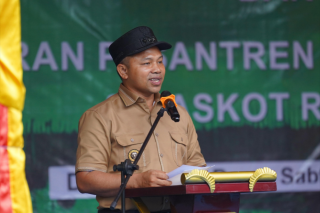 Gubri Abdul Wahid dan Baznas Riau Salurkan Bantuan Modal Usaha untuk Nelayan di Inhil