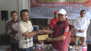 Bupati dan Ketua PMI Inhil Salurkan 124 Paket Bantuan ATENSI untuk Korban Kebakaran Pasar Yos Sudars