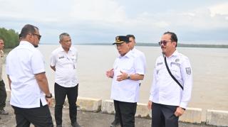 Bupati Rohil Turun Tangan Selamatkan Kota dari Abrasi