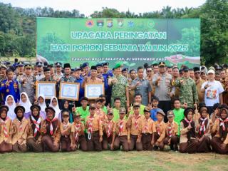 Bupati dan Kapolres Kampar Berikan Penghargaan bagi Tiga Tokoh Penjaga Alam 