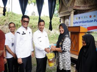 Bupati Kampar Ahmad Yuzar Salurkan Bantuan Pangan untuk Ribuan Keluarga