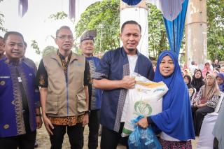 Pemko Pekanbaru Salurkan Beras dan Minyak Goreng untuk 18.998 Keluarga di 15 Kecamatan