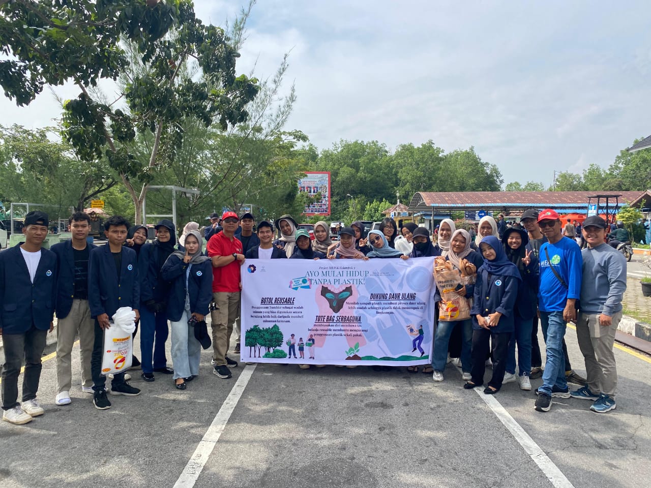 Mahasiswa Polbeng dan Tim MKWK Gelar Edukasi Pengurangan Plastik di Pelabuhan Roro Bengkalis