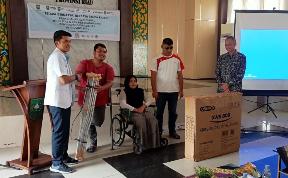 Dinsos Riau Serahkan Alat Bantu dan Layanan Kesehatan Gratis Bagi Penyandang Disabilitas