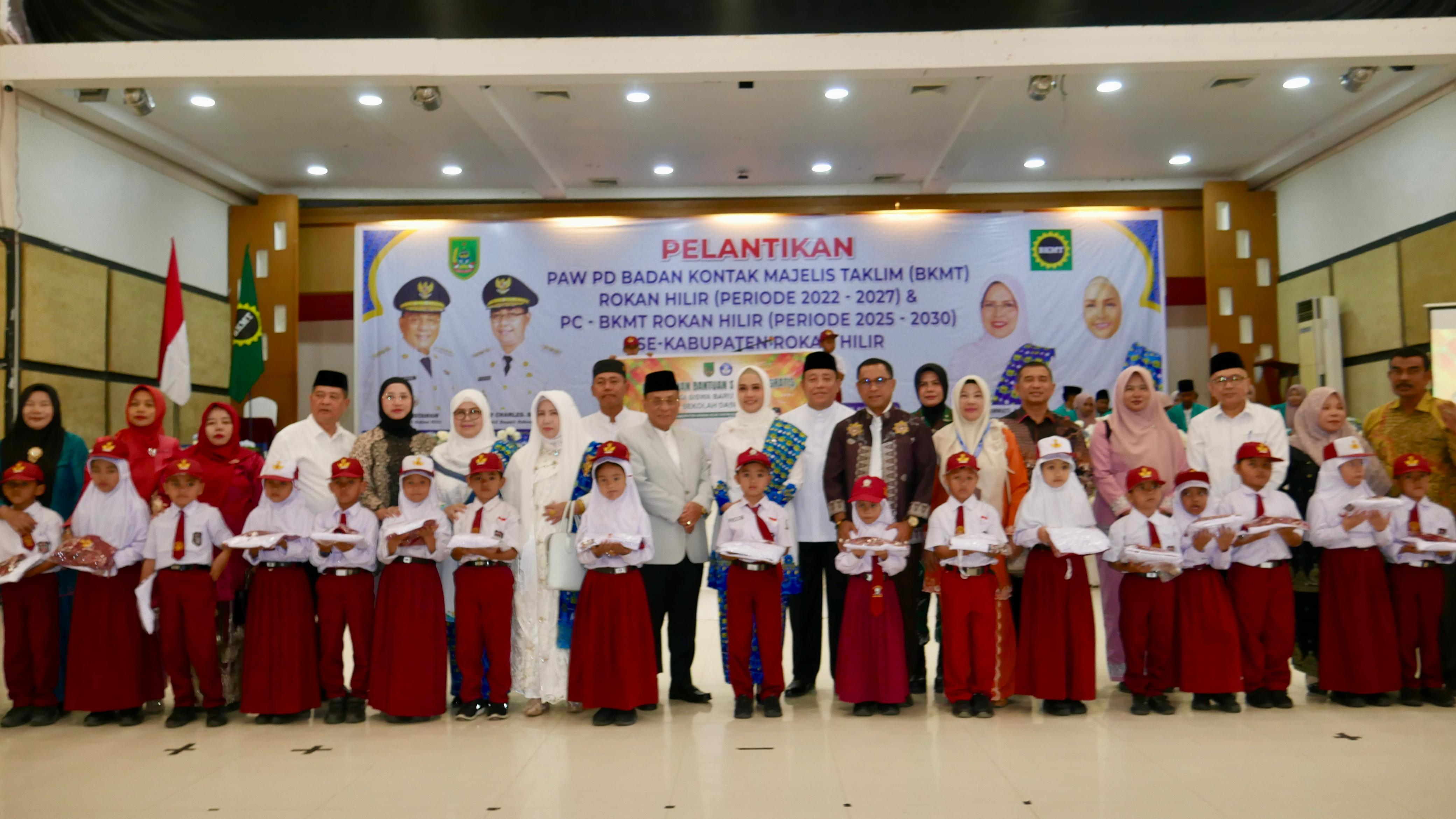 Penuhi Janji Kampanye, Bupati Rohil Serahkan 13.234 Pasang Seragam SD Gratis