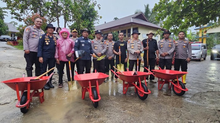 Polda Riau Salurkan 1.817 Cangkul dan Sekop untuk 4 Desa Terdampak Galodo di Agam