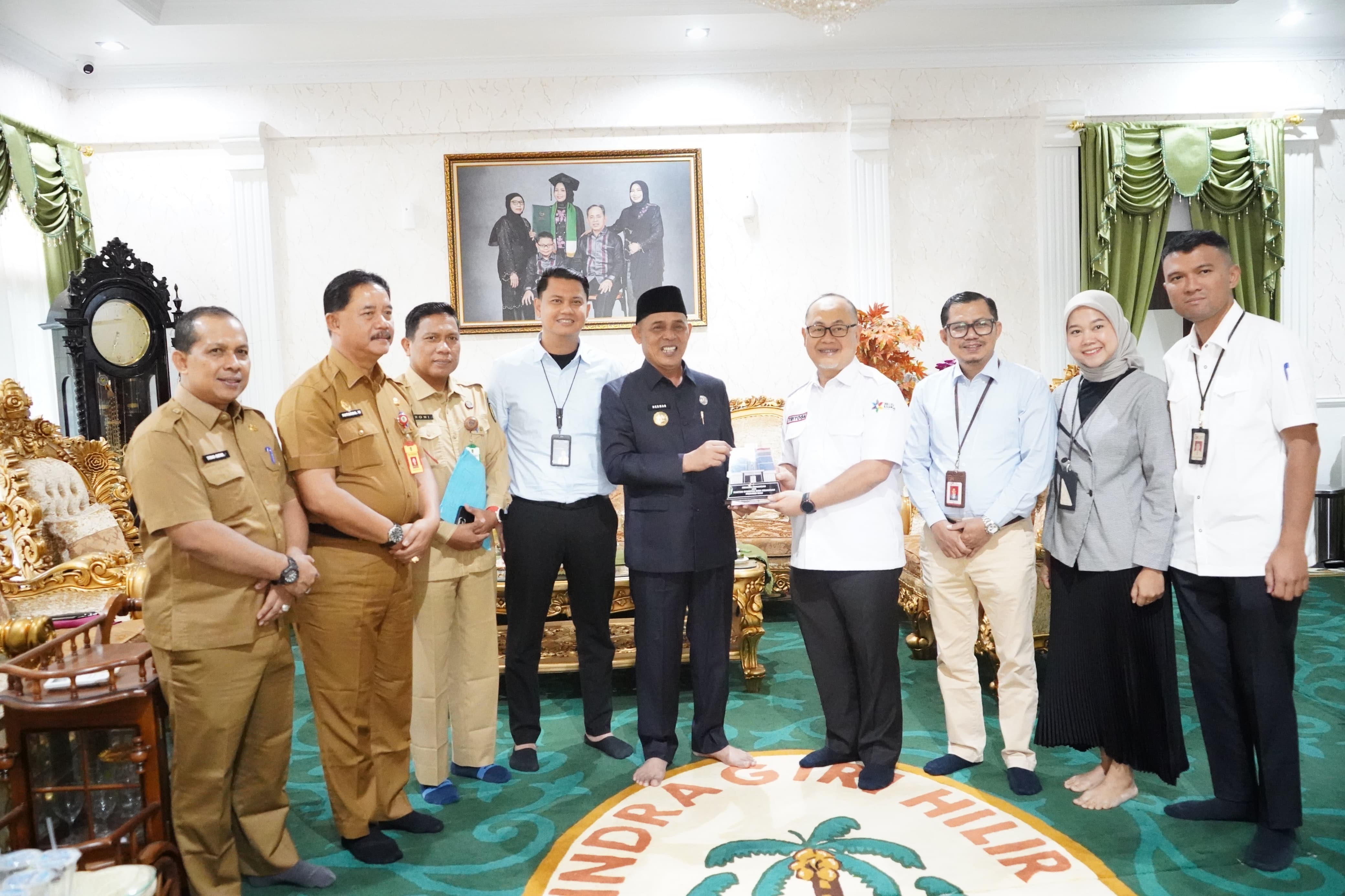 Bupati Inhil Terima Kunjungan Kepala OJK Riau, Bahas Strategi Penguatan Ekonomi Daerah