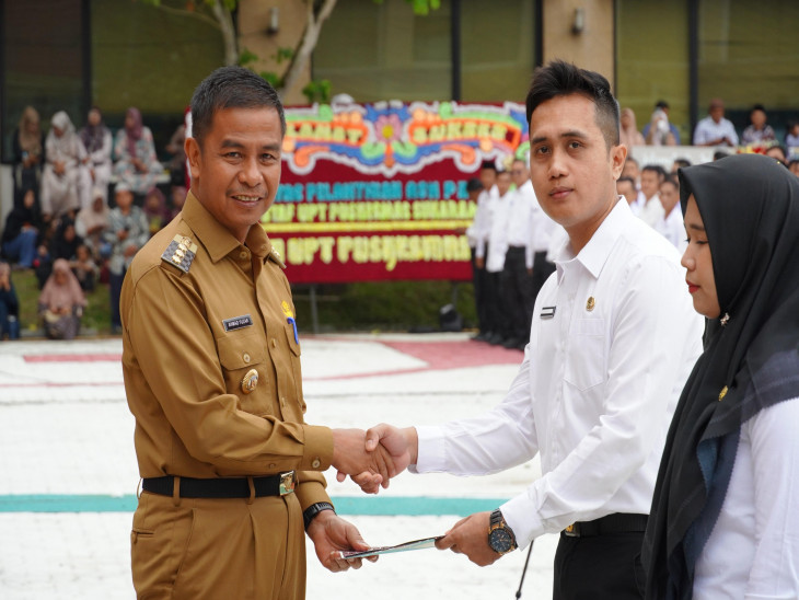 Bupati Kampar Serahkan SK PPPK Tahap II dan Paruh Waktu kepada 2.946 Tenaga Pemerintah Daerah
