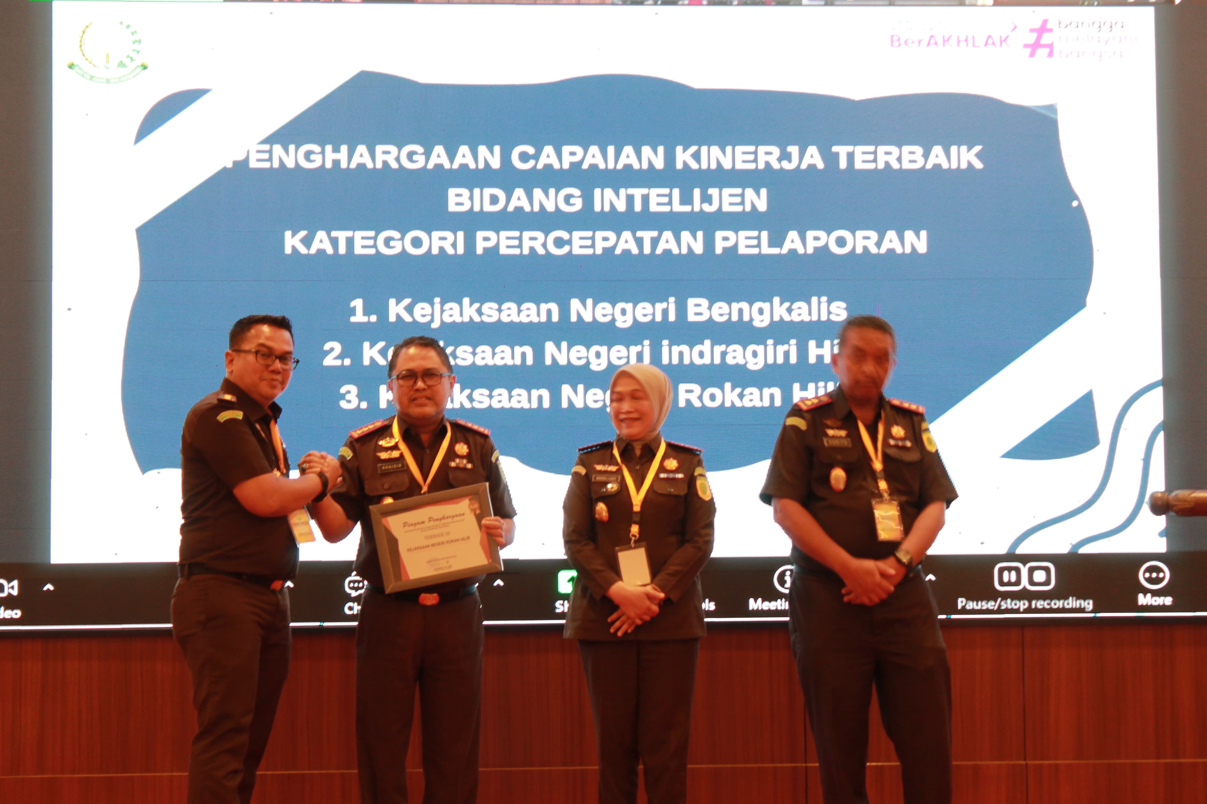Kejari Rohil Raih Juara 1 Seksi Tindak Pidana Umum Terbaik Sewilayah Riau