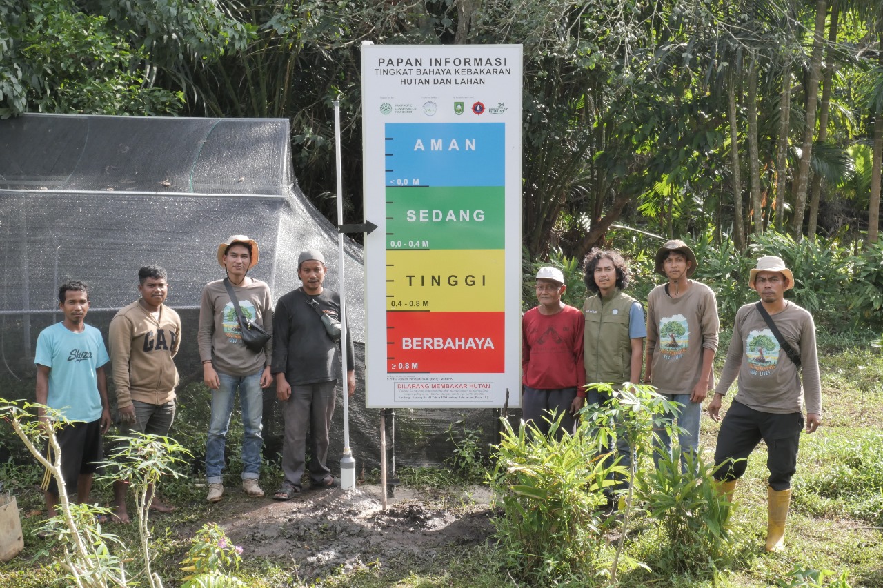 Yayasan Gambut, PPCF, dan Bahtera Melayu Pasang Sistem Peringatan Dini Karhutla di Pematang Duku