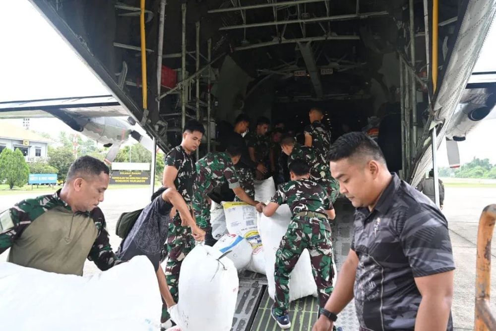 TNI AU Kerahkan Hercules hingga H225M, 38,863 Ton Bantuan Disalurkan dari Lanud Rsn