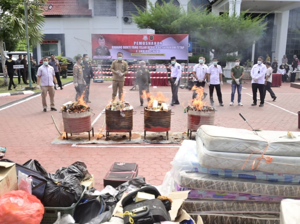Kejari Bengkalis Musnahkan 395 Barang Bukti Inkrah, dari Narkotika hingga Ribuan Ban Motor
