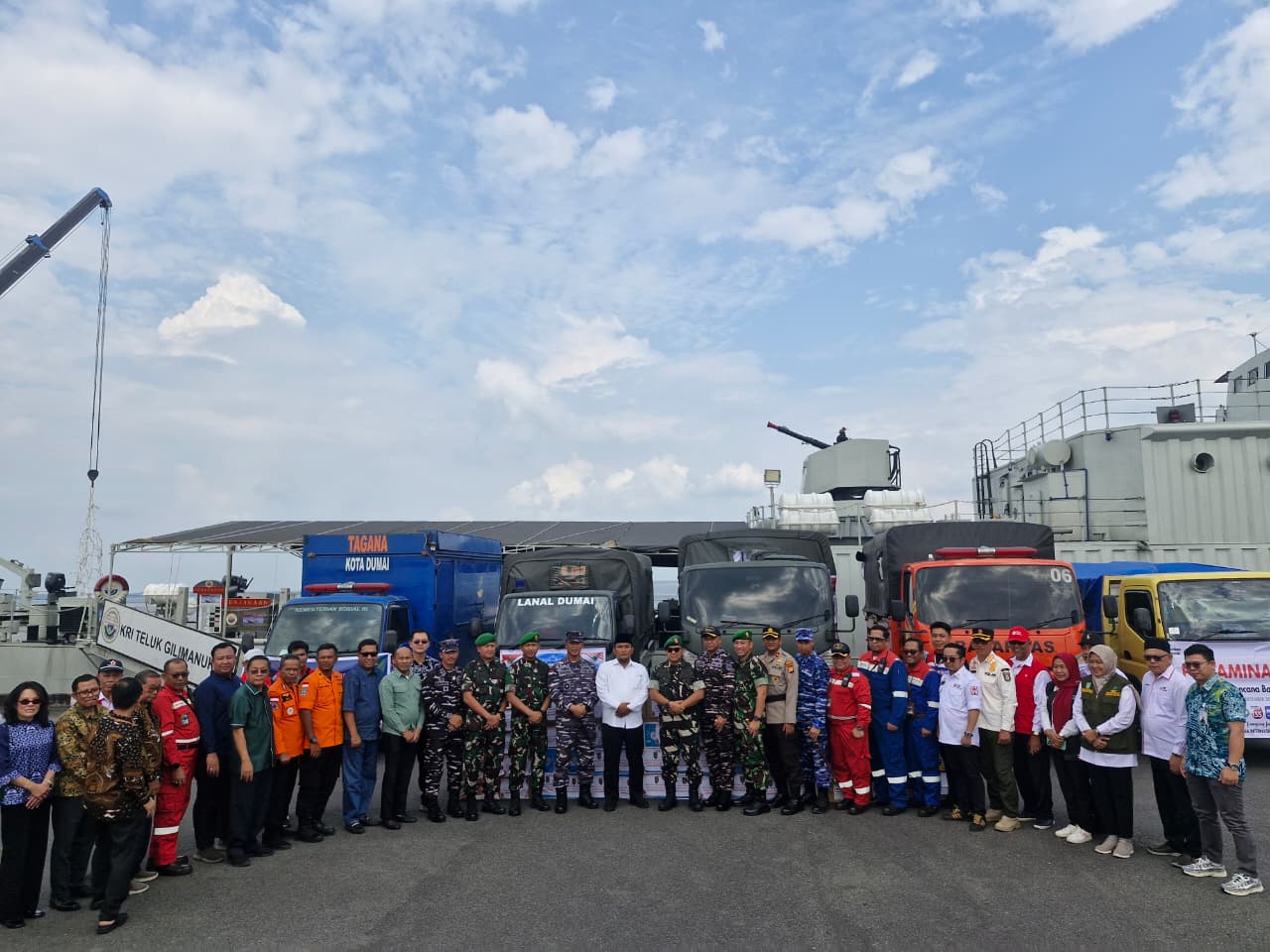 Solidaritas Riau: 150 Ton Bantuan untuk Korban Bencana Aceh Dikirim Lewat Kapal Perang