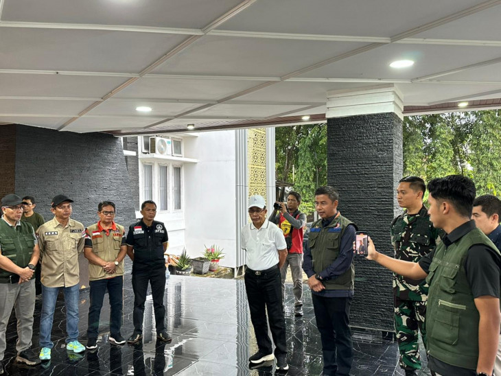 Bupati Kampar Antar Langsung Bantuan Kemanusiaan untuk Korban Bencana di Sumatera Barat