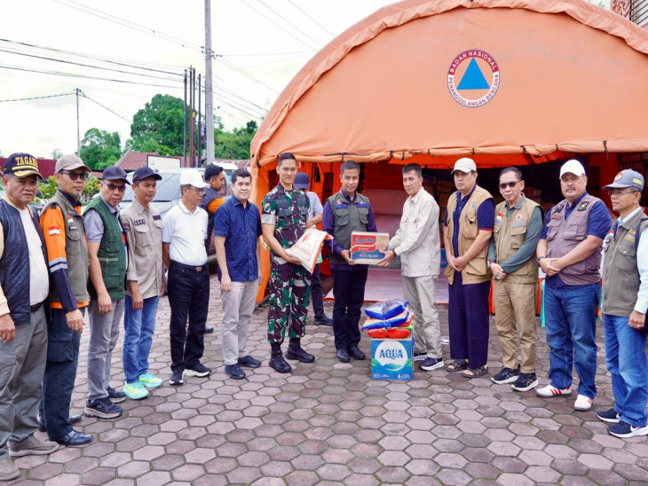 Bupati Kampar Serahkan Langsung Bantuan Kemanusiaan untuk Korban Banjir dan Longsor di Agam
