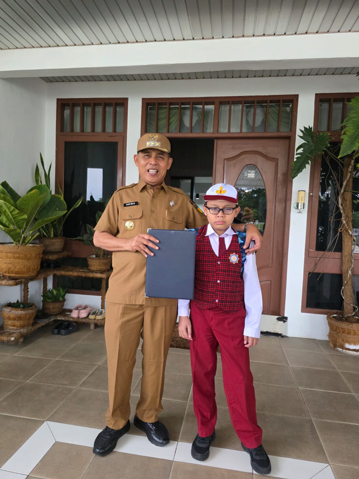 Bupati Inhil Ajak Ayah Ambil Rapor Anak, Tingkatkan Peran dalam Pendidikan