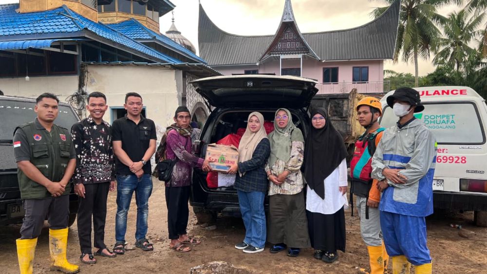 KPU Riau Salurkan Bantuan Pakaian dan Uang untuk Korban Bencana di Sumatera