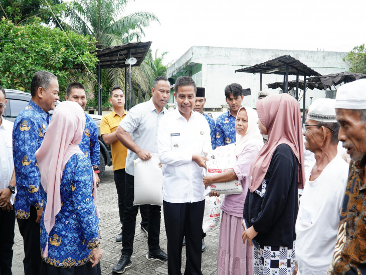 Bupati Kampar Serahkan Bantuan Beras untuk Masyarakat Miskin hingga Janda di Kecamatan Tambang