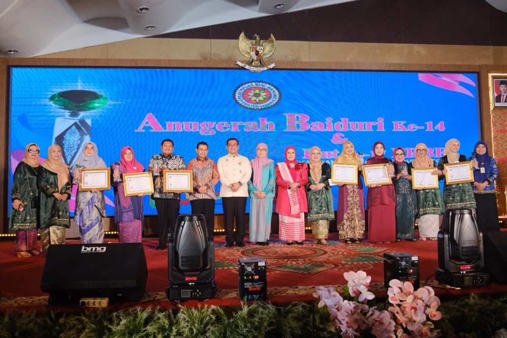 Selamat! Tujuh Perempuan Inspiratif Riau Terima Anugerah Baiduri PRBF 2025