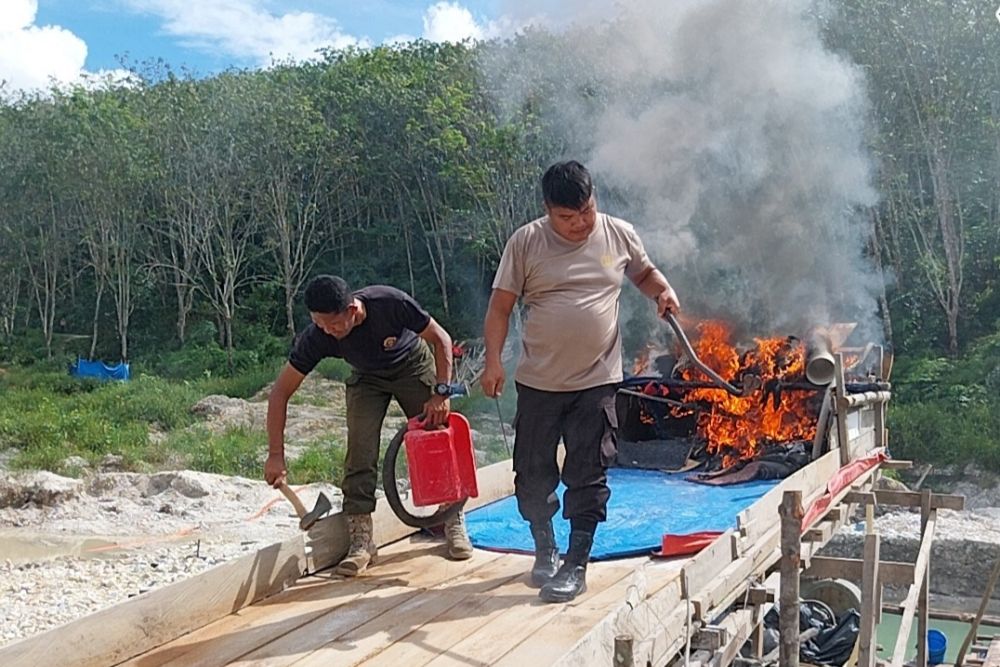 Tim Gabungan Musnahkan 48 Rakit Tambang Ilegal di Lahan Pemda Kuansing