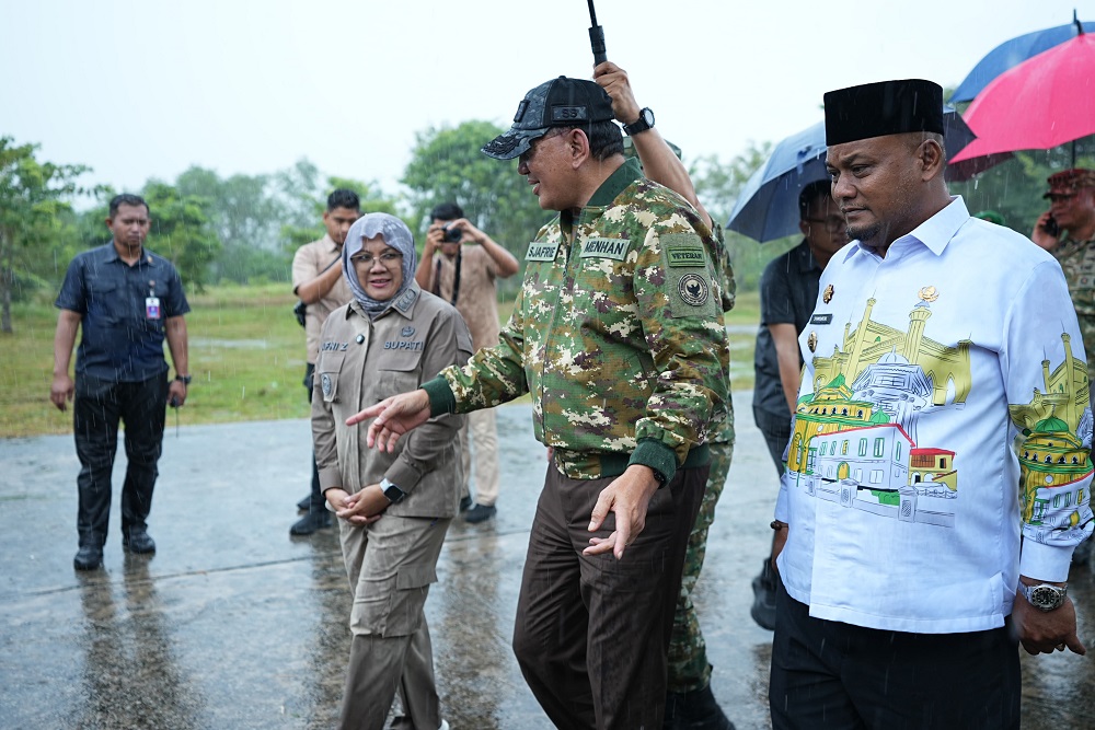 Siak Diguyur Hujan Lebat, Bupati Afni Sambut Kedatangan Menteri Pertahanan RI