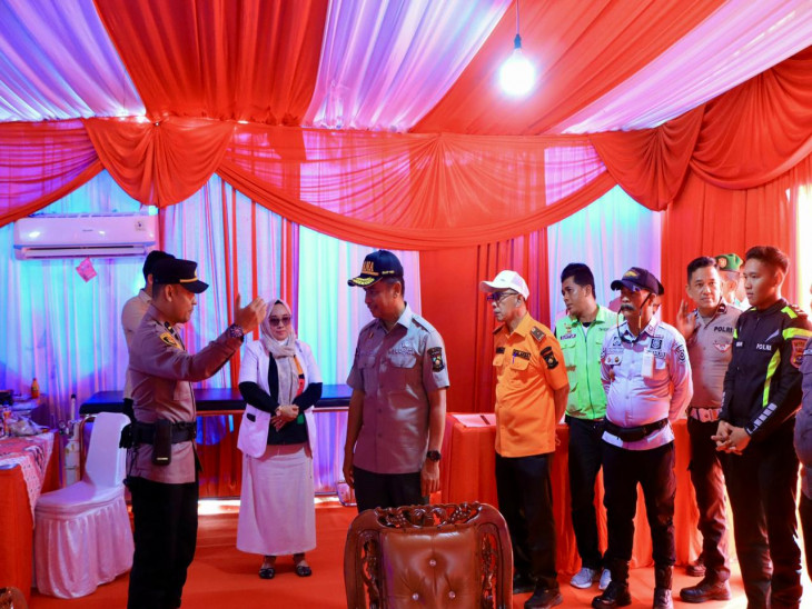 Bupati Kampar Tinjau Pos Pelayanan Nataru di Bangkinang, Serahkan Bantuan untuk Petugas