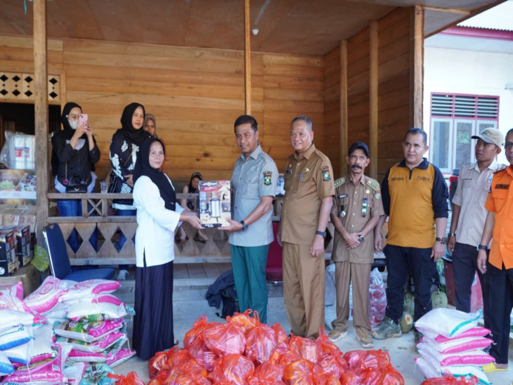 Bupati Kampar Serahkan Bantuan Sembako untuk Warga Terdampak Banjir di Desa Kebun Tinggi