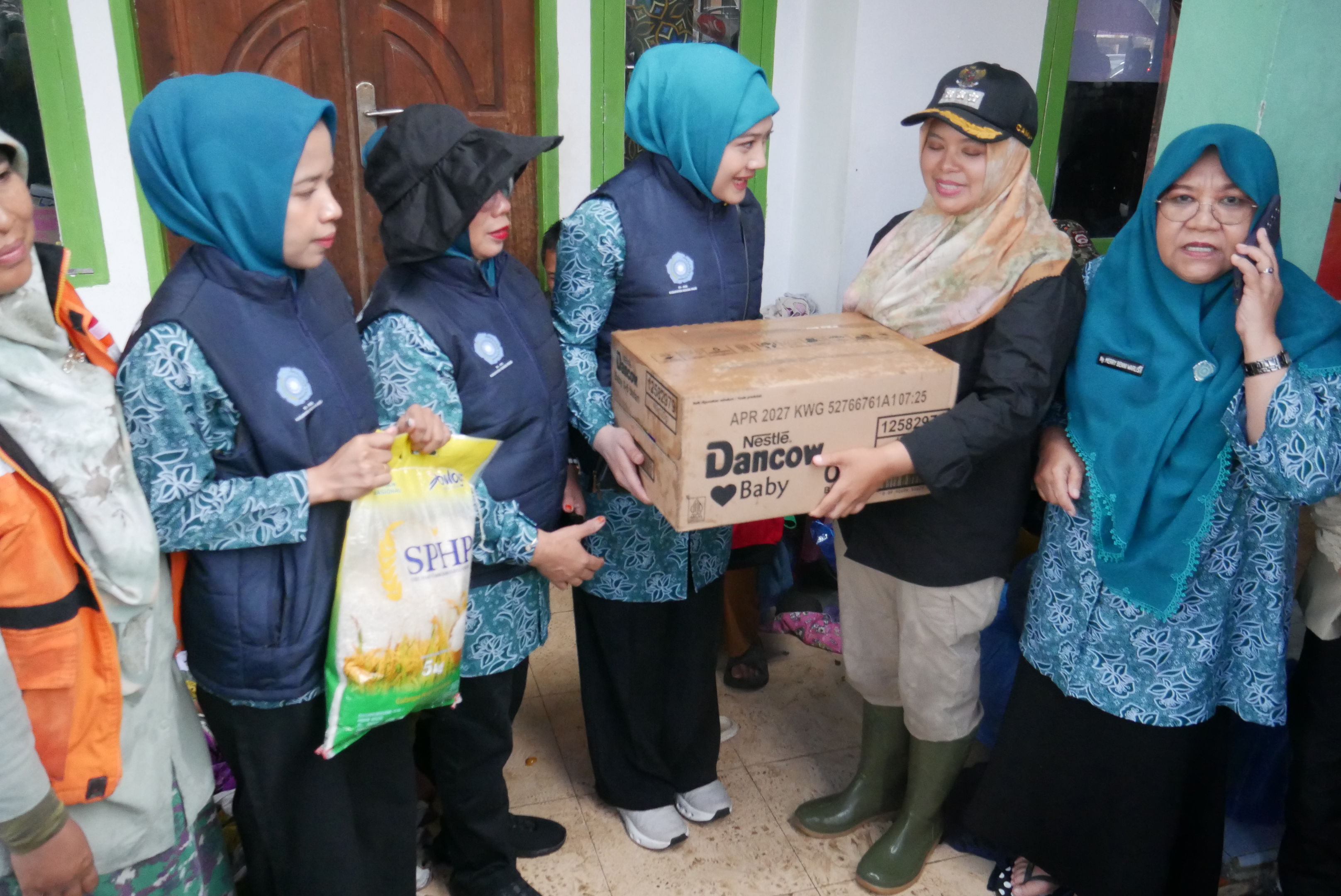 Di Tengah Hujan dan Longsor, TP PKK Rohil Salurkan Bantuan ke Korban Bencana Malalak