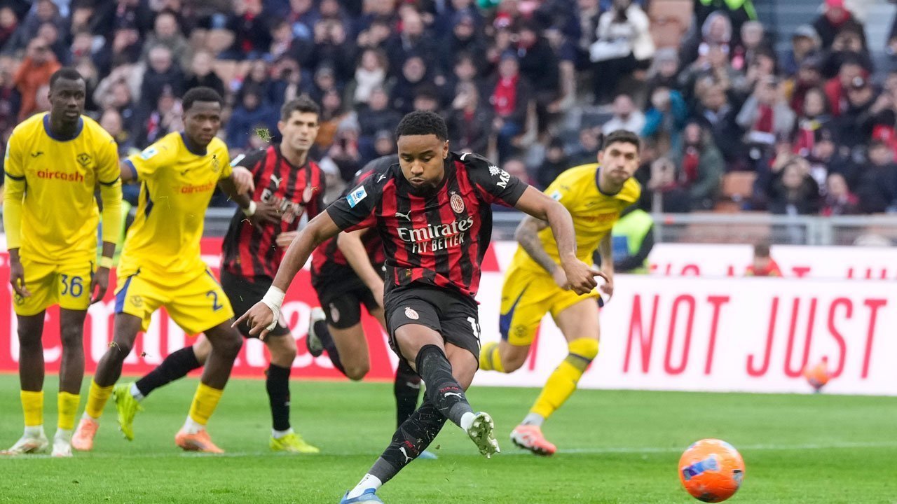 Dua Gol Nkunku Antar Milan Tekuk Verona, Rossoneri Salip Inter