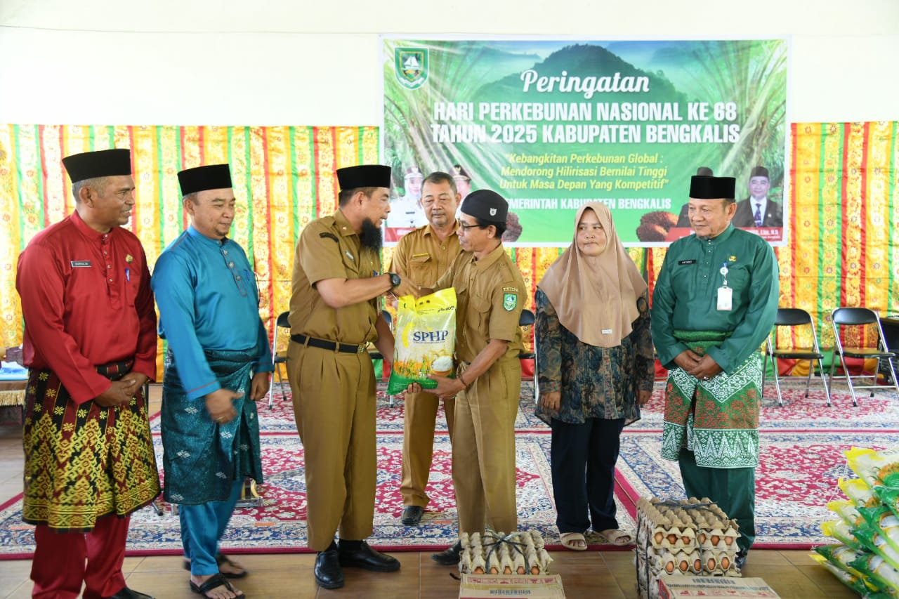 Pemkab Bengkalis Salurkan 110 Paket Sembako dan Dorong Transformasi Hilirisasi Perkebunan