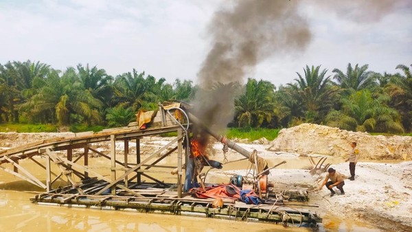 Rekor Penegakan Hukum Lingkungan, Polda Riau Musnahkan 772 Rakit PETI Sepanjang 2025