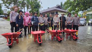 Polda Riau Salurkan 1.817 Cangkul dan Sekop untuk 4 Desa Terdampak Galodo di Agam