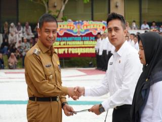 Bupati Kampar Serahkan SK PPPK Tahap II dan Paruh Waktu kepada 2.946 Tenaga Pemerintah Daerah