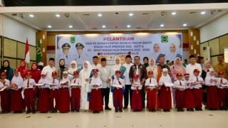 Bupati Rohil H. Bistamam Serahkan 13.234 Pasang Seragam SD Gratis