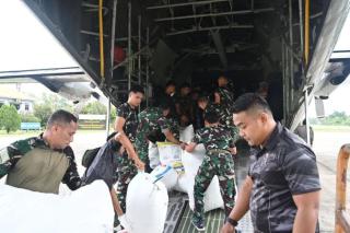 TNI AU Kerahkan Hercules hingga H225M, 38,863 Ton Bantuan Disalurkan dari Lanud Rsn