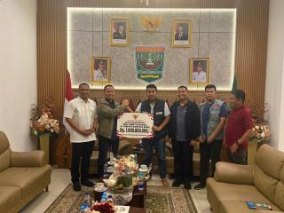 Wako Pekanbaru Serahkan Bantuan Kemanusiaan Rp1,5 Miliar kepada Pemprov Sumbar