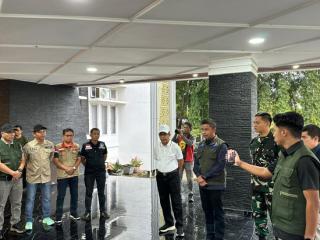 Bupati Kampar Antar Langsung Bantuan Kemanusiaan untuk Korban Bencana di Sumatera Barat
