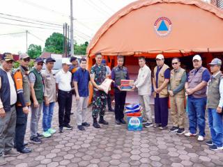 Bupati Kampar Serahkan Langsung Bantuan Kemanusiaan untuk Korban Banjir dan Longsor di Agam
