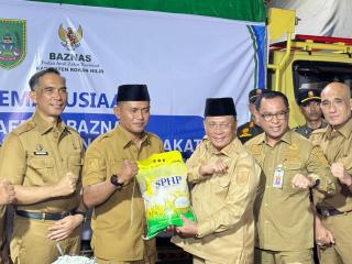 Bupati Rohil Antar Langsung Bantuan Bencana Hidrometeorologi ke Kabupaten Solok
