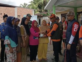 Atas Instruksi Bupati Inhil, Bantuan Provinsi Mulai Disalurkan ke Warga Terdampak Banjir Kemuning