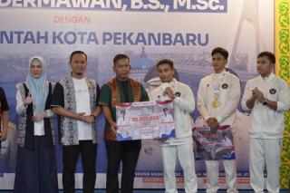 Pemko Pekanbaru Anugerahkan Bonus untuk Atlet Senam dan Pelatih Peraih Medali SEA Games 2025