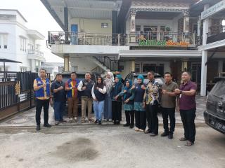 Jalan Terputus dan Longsor Mengancam, Ketua TP PKK Rohil Tetap Salurkan Bantuan ke Malalak