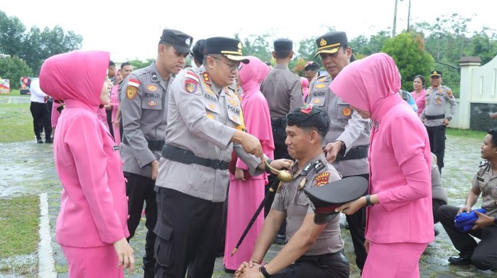 Dihadiri Keluarga, Puluhan Personel Polres Meranti Resmi Naik Pangkat di Awal 2026