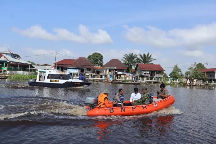 Kapolres Pelalawan dan Forkopimda Tinjau Debit Air Sungai Kampar, Masih dalam Batas Aman