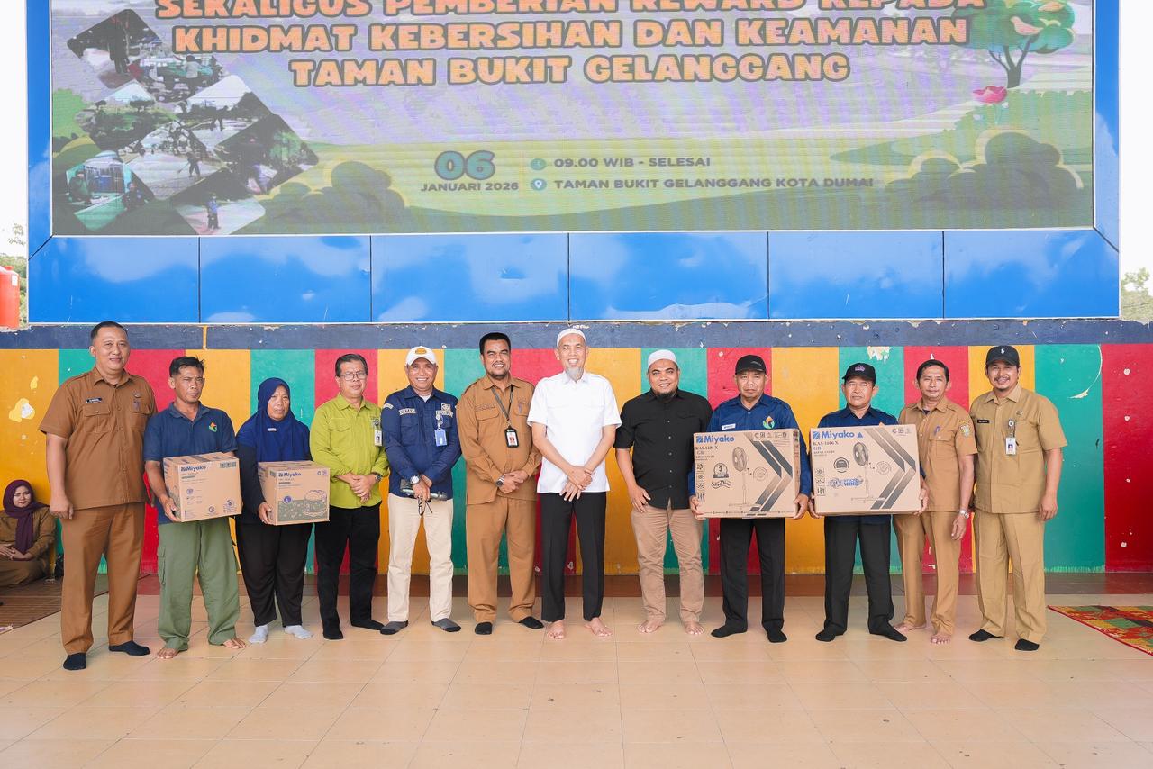 Jaga Ikon Kota Tetap Nyaman, Wali Kota Dumai Beri Reward Petugas Taman Bukit Gelanggang