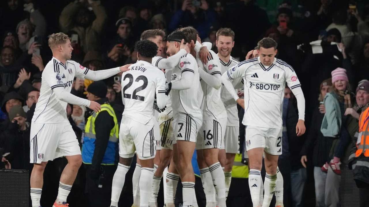 Fulham vs Chelsea: Cucurella Digusur Kartu Merah, The Blues Tersungkur di Craven Cottage