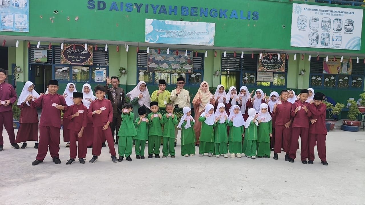 Disdukcapil Bengkalis Percepat Kepemilikan KIA, Serahkan Kartu Identitas Anak di Sekolah