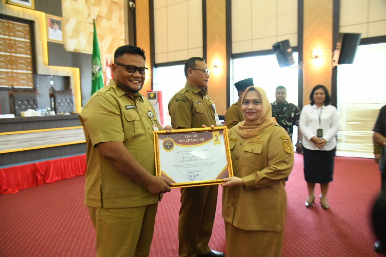 Dorong Pelayanan Prima, Bupati Kasmarni Serahkan Penghargaan Evaluasi Kinerja Pelayanan Publik 2025