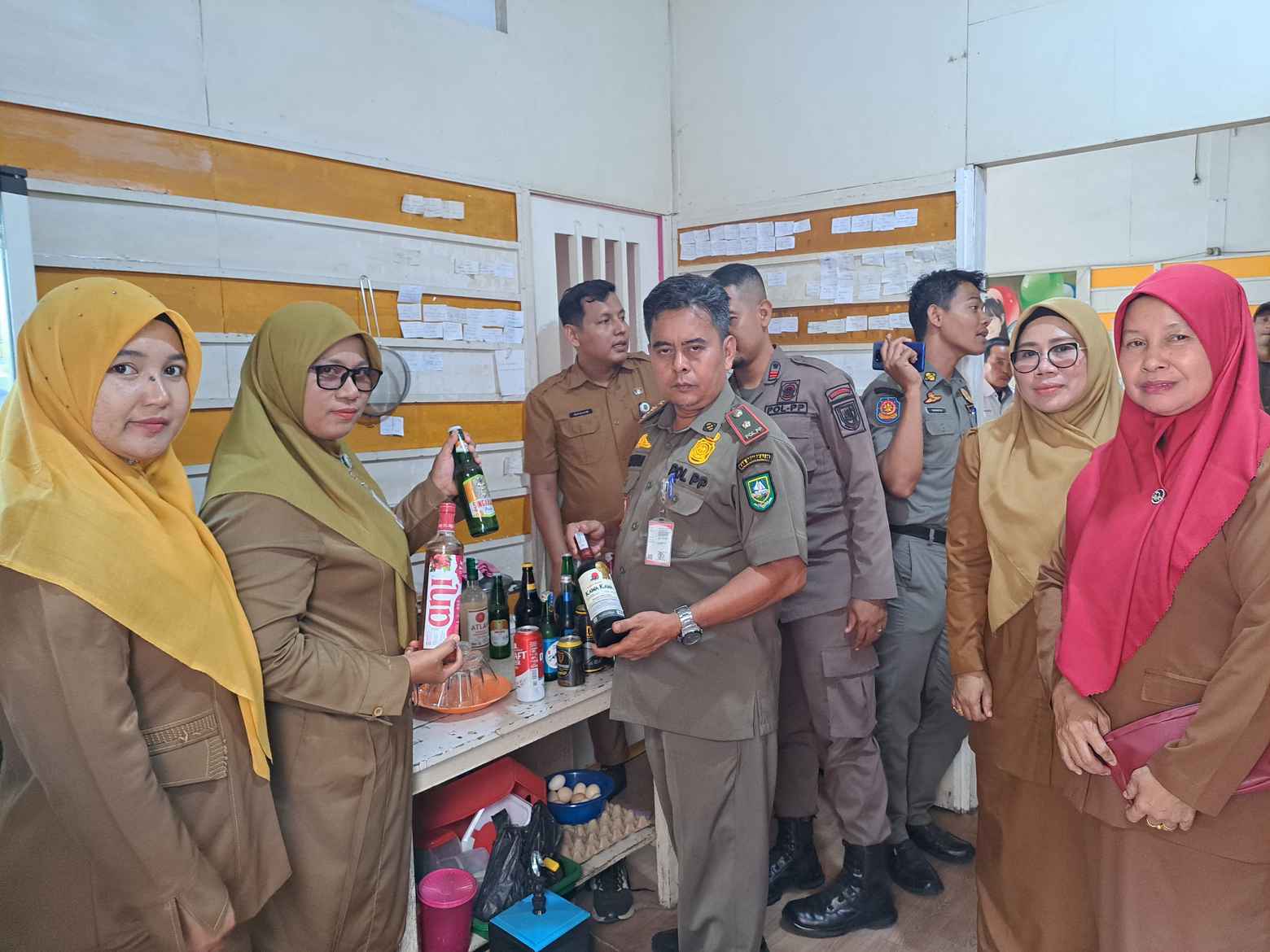 Dagperin dan Satpol PP Bengkalis Tertibkan Penjualan Minuman Beralkohol